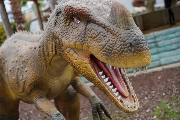 Vahşi bir yırtıcı dinozorun lastik heykeli..