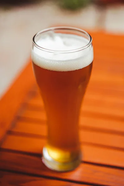 Imagen Color Vaso Cerveza Fresca Ligera Sobre Una Mesa Madera —  Fotos de Stock