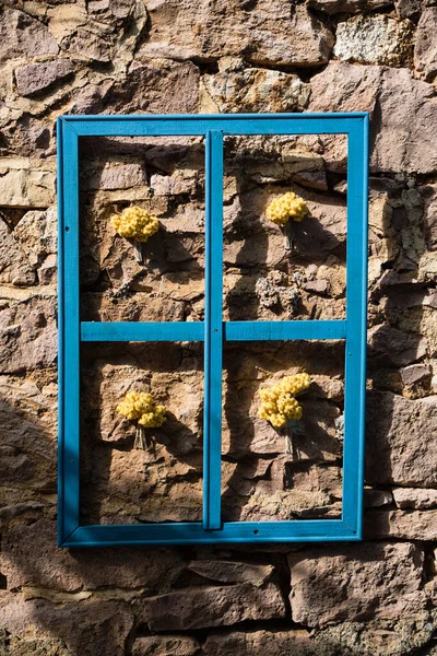 石垣の上の古い青い窓枠 — ストック写真