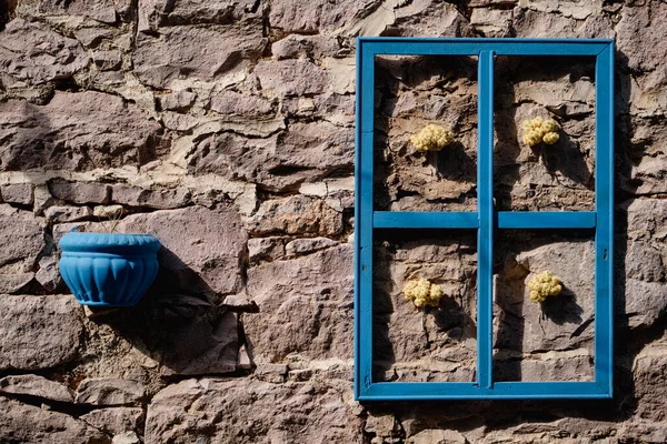 Starý Modrý Rám Okna Kamenné Zdi — Stock fotografie