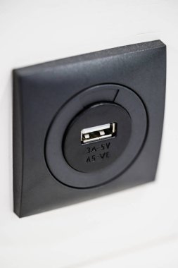 Bir USB duvar şarj prizinin yakın çekim görüntüsü.