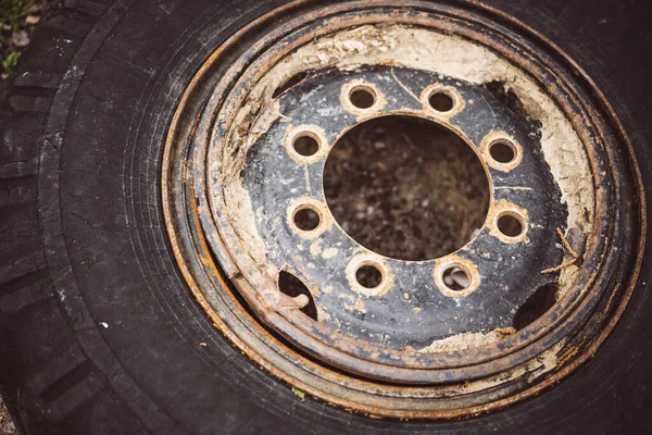 Paslı Kenarlı Yıpranmış Lastikli Bir Kamyonun Kullanılmış Tekerleğinin Ayrıntıları — Stok fotoğraf