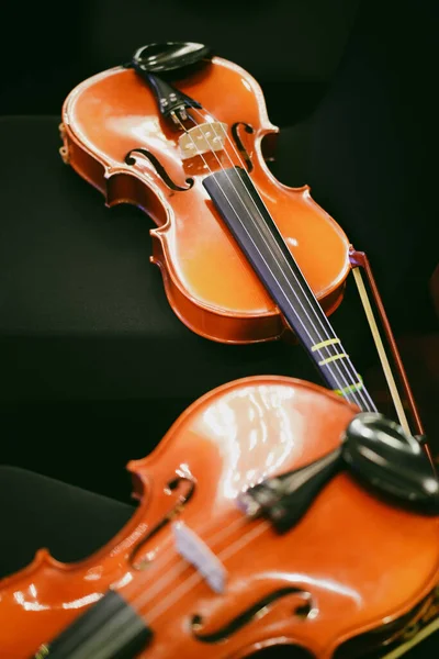 Detailansicht Zweier Geigen Auf Einigen Stühlen — Stockfoto