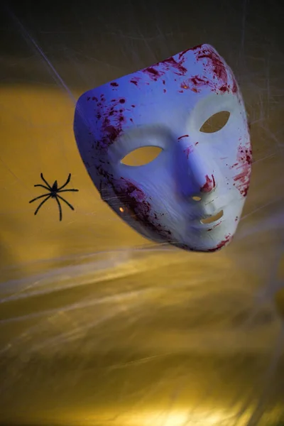 Färgbild Vit Mask Målad Med Blod Vissa Spindelnät Och Spindel — Stockfoto