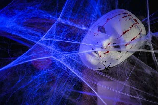 할로윈 장식으로 사용되는 거미줄 거미에 마스크의 이미지 — 스톡 사진