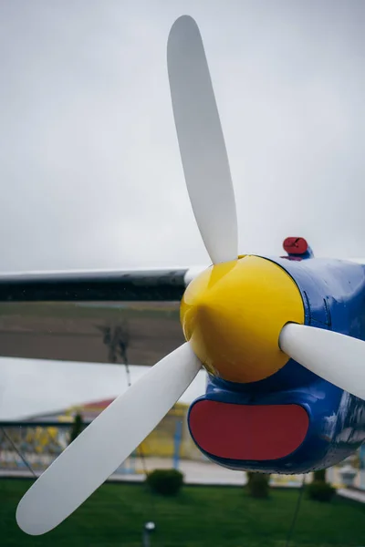 Renkli Bir Vintage Uçak Pervanesinin Yakın Çekimi — Stok fotoğraf