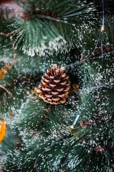 Árbol Navidad Con Piña Como Decoración — Foto de Stock