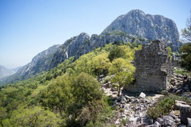 Bir amfitiyatroda eski bir köşe yazısı kırılmış..