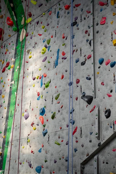 Spor Salonunda Tırmanma Tutuşu Olan Bir Kaya Tırmanış Duvarının Yakın — Stok fotoğraf