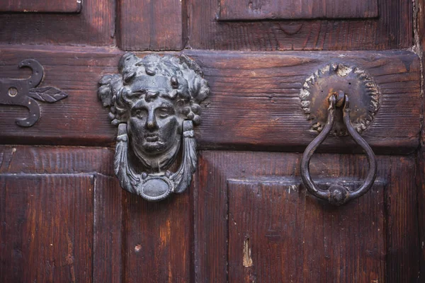 Vintage Metalowe Drzwi Knocker Ludzkiej Twarzy — Zdjęcie stockowe