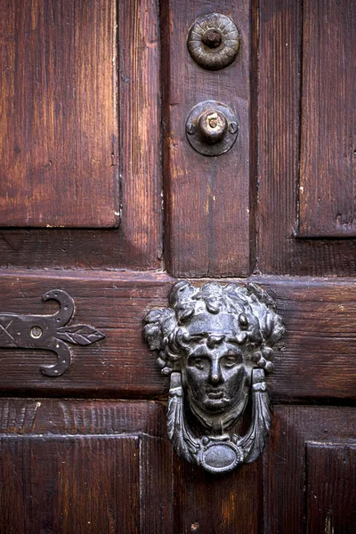 Vintage Metalowe Drzwi Knocker Ludzkiej Twarzy — Zdjęcie stockowe