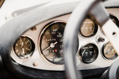 Eski bir arabanın üzerinde çeşitli göstergeleri olan eski bir gösterge panelinin sıcaklığını kapat. 