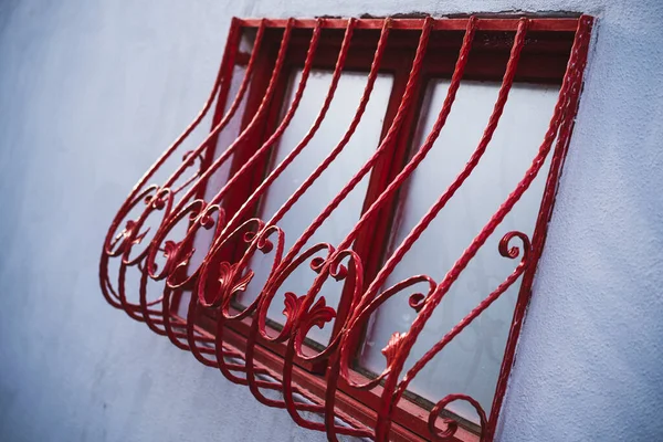 Παράθυρο Κόκκινες Διακοσμημένες Μπάρες Από Σφυρήλατο Σίδερο — Φωτογραφία Αρχείου