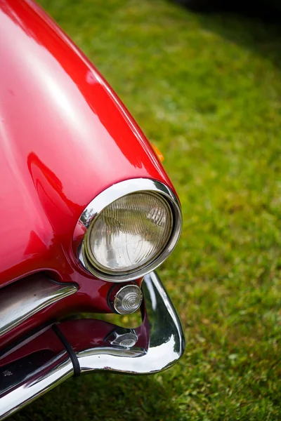 赤のヴィンテージカーヘッドライトのカラーアップとターン信号 — ストック写真