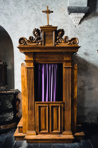 Tipica Vecchia Cabina Confessionale Legno Una Chiesa Con Tende Blu — Foto Stock