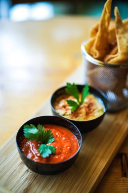 Ajvar ve humus küçük yuvarlak kaselerde.