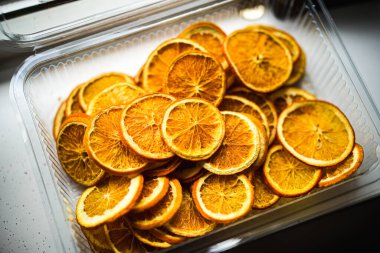 Noel süsü, kurutulmuş portakal dilimleri..