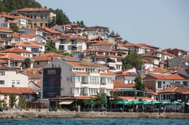 Ohri, Makedonya - 23 Ağustos 2021: Kuzey Makedonya 'da yaz aylarında Ohri Gölü kıyısında limanları ve demirlemiş gemileri olan çok sayıda küçük ev. 