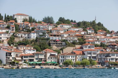 Ohri, Makedonya - 23 Ağustos 2021: Kuzey Makedonya 'da yaz aylarında Ohri Gölü kıyısında limanları ve demirlemiş gemileri olan çok sayıda küçük ev. 