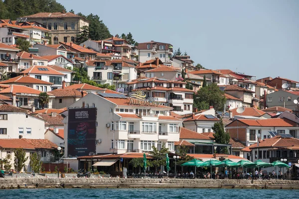 2021年8月23日 马其顿奥赫里德湖沿岸的许多小房子 夏天在马其顿北部有船坞和停泊的船只 免版税图库照片