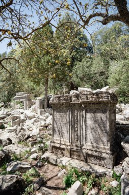 Bir amfitiyatroda eski bir köşe yazısı kırılmış..
