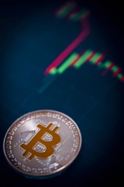 Mum çubuğu grafiği ve dijital arkaplanı olan gümüş Bitcoin kripto para birimi.