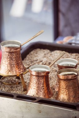 Türk kahvesi yapımında kullanılan bir sürü altın bakır tencere ve çaydanlık..