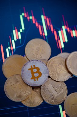 Mum çubuğu grafik çizelgesi ve dijital arkaplanı olan çeşitli kripto para birimleri yığın veya yığın.
