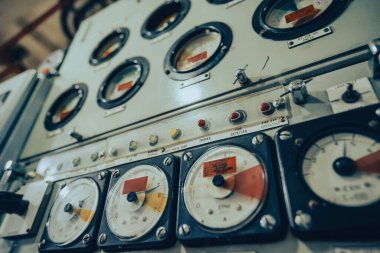 Birçok düğmesi olan bir kontrol panelinin resmi.