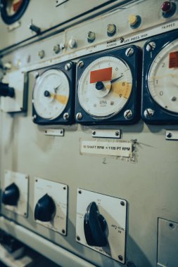 Birçok düğmesi olan bir kontrol panelinin resmi.