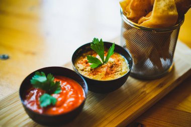 Ajvar ve humus küçük yuvarlak kaselerde.