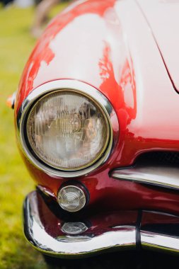 Kırmızı bir arabanın farının rengini kapat ve sinyal ver.