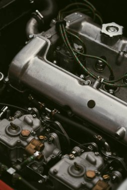 Eski bir spor arabanın antika motorunun yakın çekim görüntüsü.