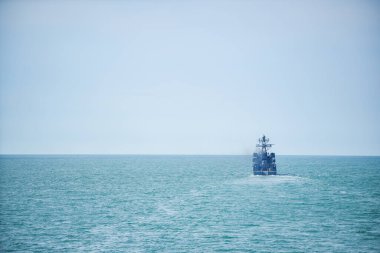 Durgun su içinde yelken gri modern savaş gemisi.