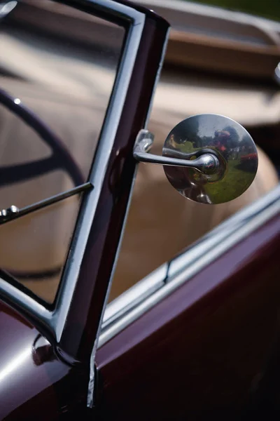 Крупный План Круглого Зеркала Заднего Вида Винтажном Автомобиле — стоковое фото