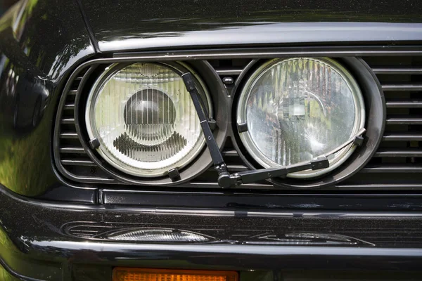 車のワイパーの詳細と2ラウンドヘッドライト — ストック写真