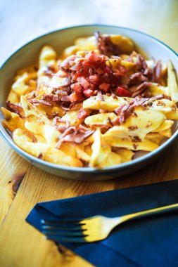 Jambon ve peynirli fırında patates dilimlenmiş bir porsiyon yakın çekim..