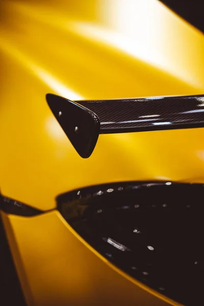 Kolor Zbliżenie Strzał Spoiler Żółty Samochód Sportowy — Zdjęcie stockowe