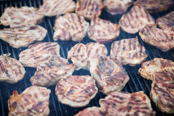 Κοντινό Πλάνο Λίγο Κρέας Ψημένο Στο Μπάρμπεκιου — Φωτογραφία Αρχείου