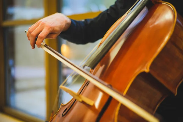 Detailansicht Eines Nicht Wiederzuerkennenden Mannes Der Der Öffentlichkeit Cello Spielt Stockbild