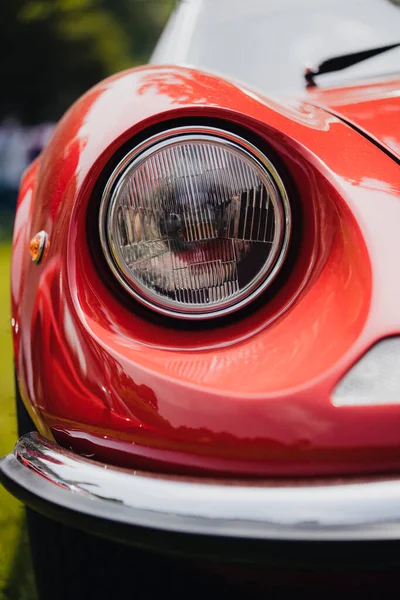 Kırmızı Bir Arabanın Farının Rengini Kapat Sinyal Ver — Stok fotoğraf