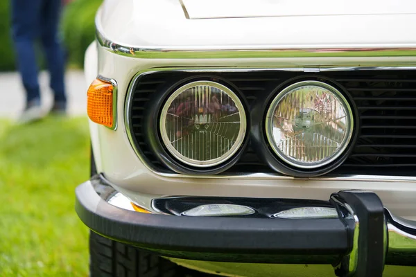 白のヴィンテージカーヘッドライトのカラーアップとターン信号 — ストック写真