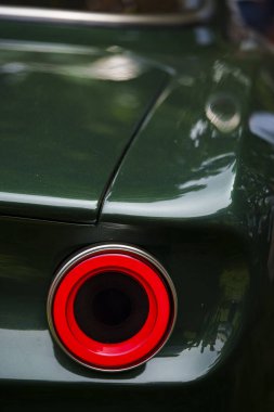 Arka stop ışıklarının arkasındaki eski bir arabanın yakın çekim görüntüsü.