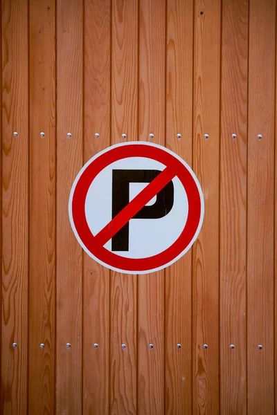 Zbliżenie Strzał Bez Znaku Parkingowego Drewnianej Ścianie — Zdjęcie stockowe