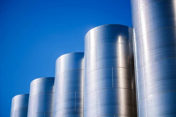 ワイナリーでは雲と青空に対するステンレス製の発酵ワインタンクの行 — ストック写真