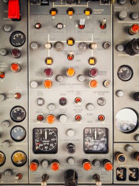 Bir uçak kokpitindeki kontrol panelinin yakın çekim görüntüsü..