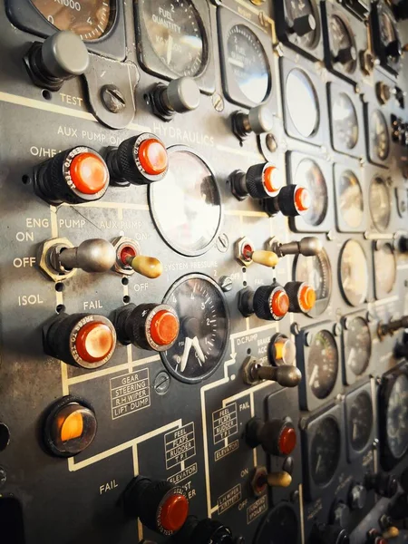 Bir Uçak Kokpitindeki Kontrol Panelinin Yakın Çekim Görüntüsü — Stok fotoğraf