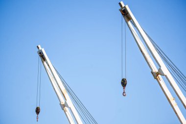 Ticari bir limanda vinçleri olan konteynır terminali.