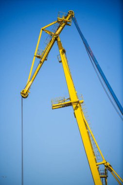 Ticari bir limanda vinçleri olan konteynır terminali.