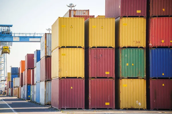 Scheepvaart Containers Gestapeld Een Commerciële Haven Rechtenvrije Stockafbeeldingen